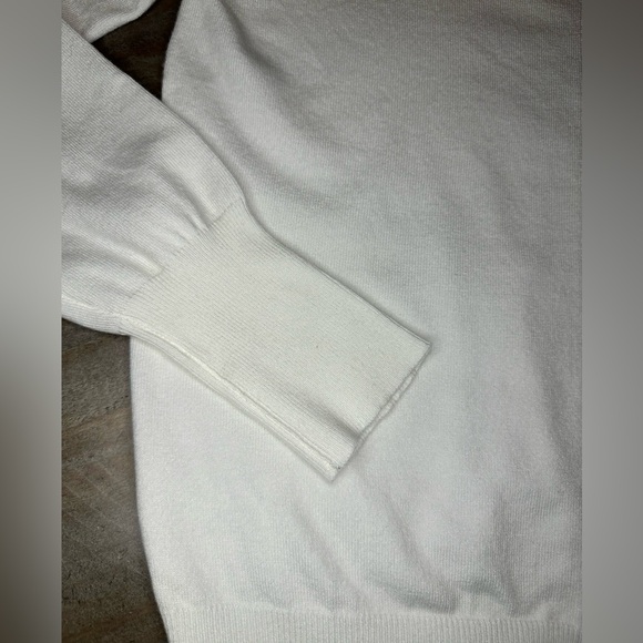 ⭐️NWT women’s white light cardigan sweater with functional buttons - Picture 6 of 8